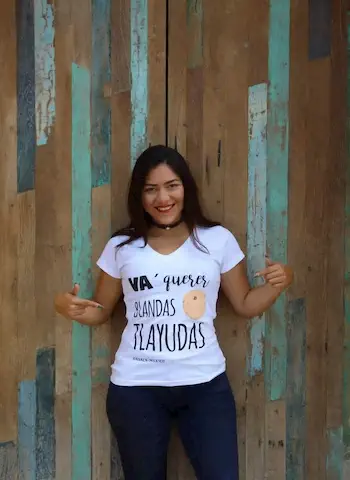 Playera Blandas o Tlayudas M,Playera con frase oaxaqueña distintiva, corte cuello V,80% algodón