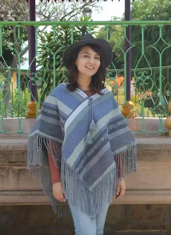 Poncho Azul Gres,Pieza originaria de la comunidad de Santo Tomás Jalieza Oaxaca, elaborada con la técnica ancestral conocida como TELAR DE CINTURA